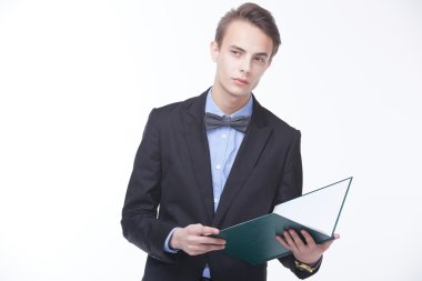 Klasör ile kendine güvenen genç işadamı 