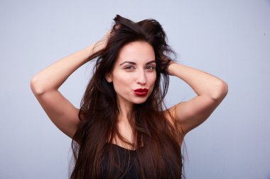 Başını tutan seksi kadın