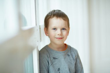 gülümseyen güzel çocuk