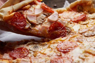 Pizza salam, jambon ve mantar ile