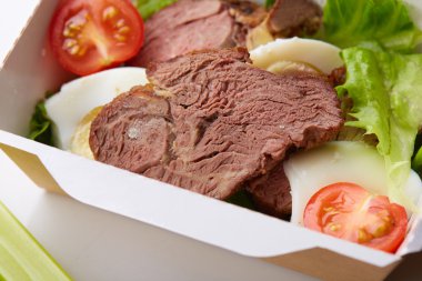 taze sebze ve et haşlanmış yumurta,