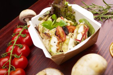 Balık, domates ve otlar ile yemek