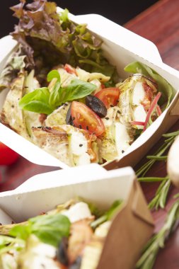 Balık, domates ve otlar ile yemek