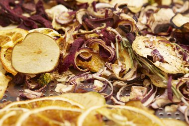 Lezzetli tatlı meyve cips karışımı 