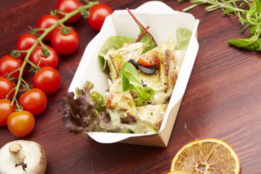 Balık, domates ve otlar ile yemek