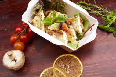 Balık, domates ve otlar ile yemek