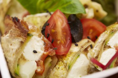 Balık, domates ve otlar ile yemek