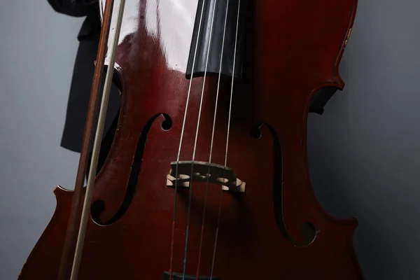 Jovem com violoncelo — Fotografia de Stock