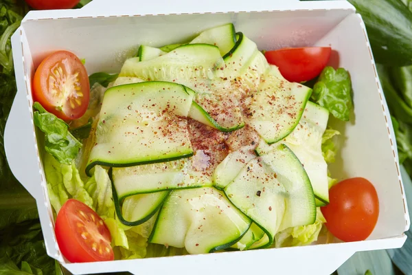 vejetaryen yemek sebze ve otlar ile