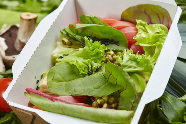 vejetaryen yemek sebze ve otlar ile