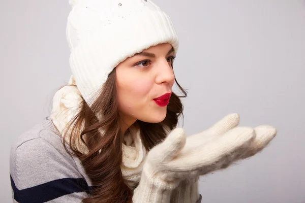 Menina de chapéu branco e cachecol — Fotografia de Stock