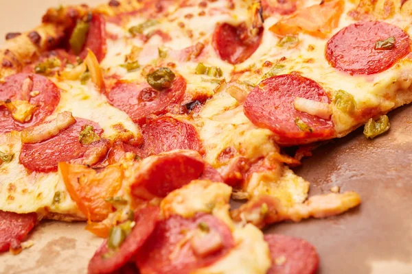 Sosis ile lezzetli Pizza