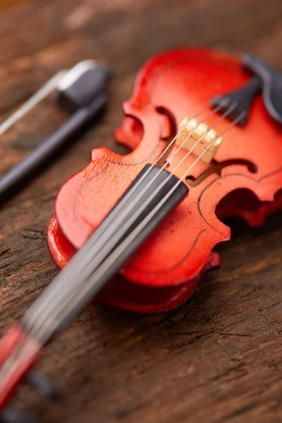 Violino em fundo de madeira — Fotografia de Stock