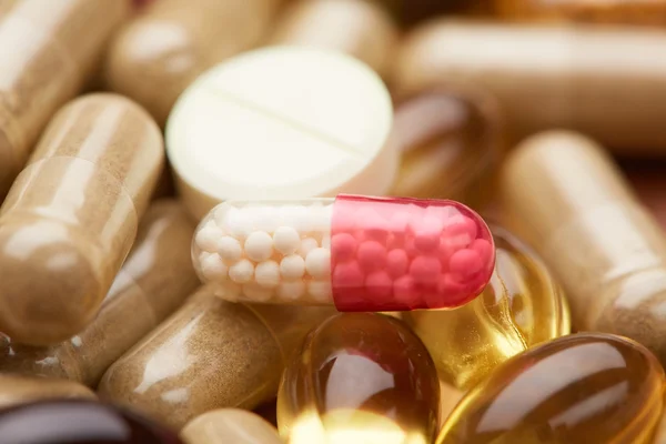 Verschillende pillen en supplementen — Stockfoto