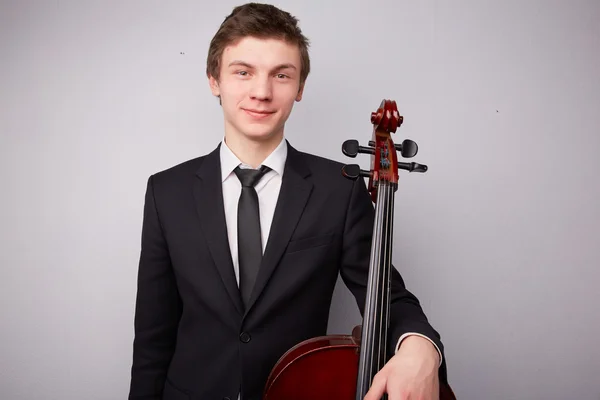 Jonge man met cello — Stockfoto