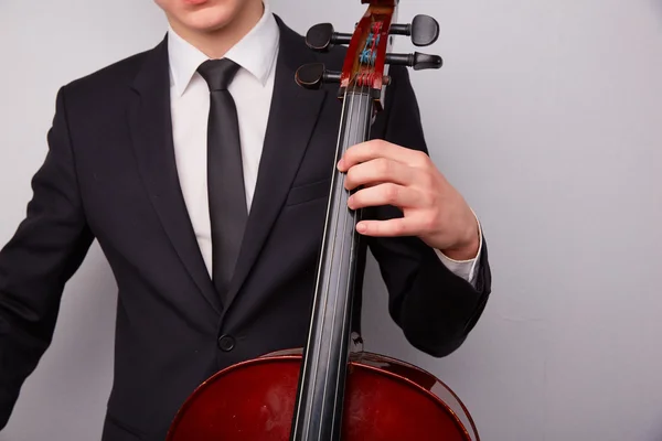 Jonge man met cello — Stockfoto