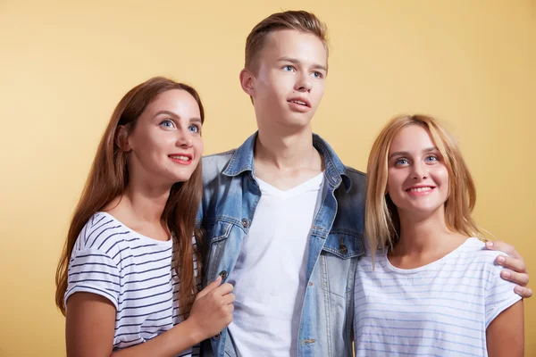 Ungdomar med popcorn — Stockfoto