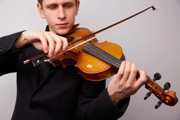 Homem com violino vintage — Fotografia de Stock