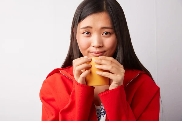 Femme chinoise buvant de la tasse — Photo