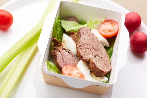 taze sebze ve et haşlanmış yumurta,