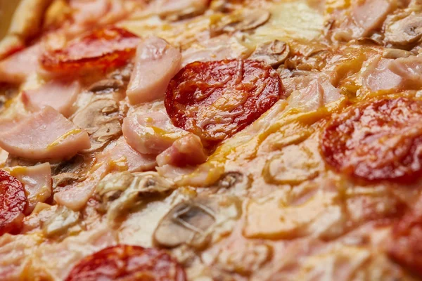 Pizza salam, jambon ve mantar ile