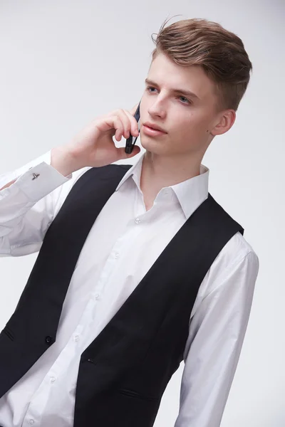 Молодой уверенный бизнесмен с телефоном — стоковое фото