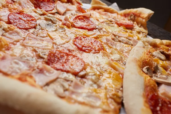 Pizza salam, jambon ve mantar ile