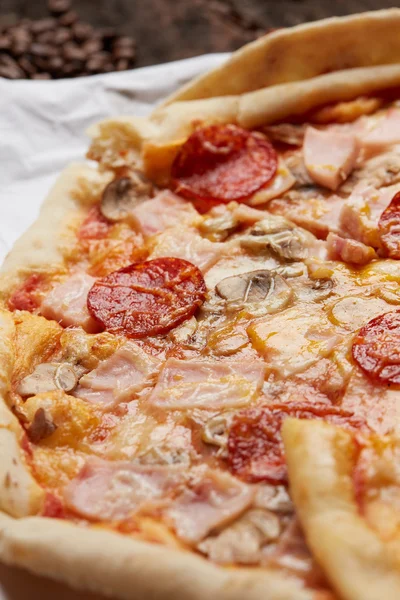 Pizza salam, jambon ve mantar ile