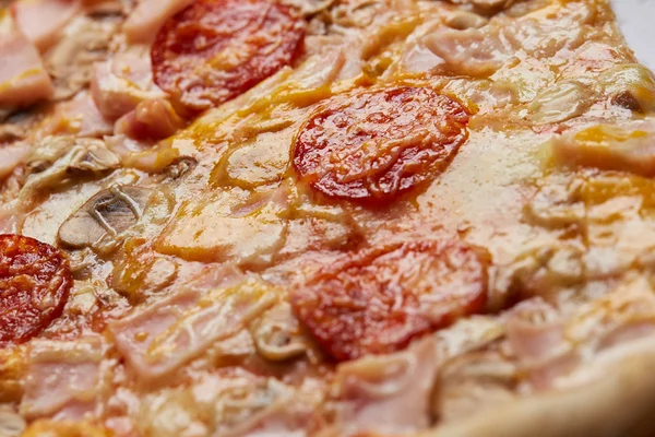 Pizza salam, jambon ve mantar ile