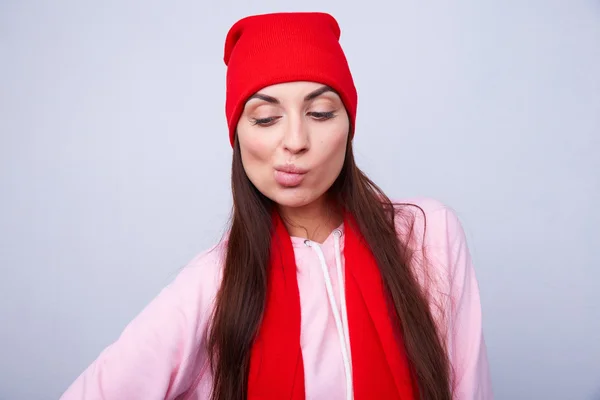 Menina de chapéu vermelho e cachecol — Fotografia de Stock