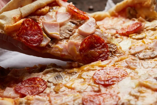 Pizza salam, jambon ve mantar ile