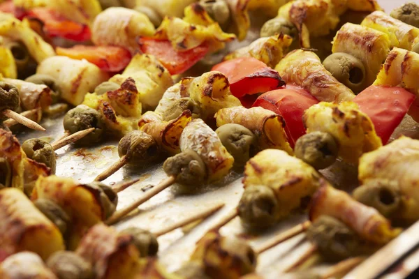 Pinchos de aperitivo con pescado y verduras — Foto de Stock