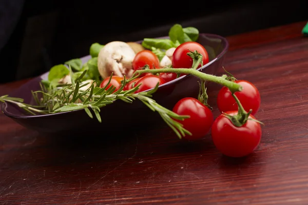 Tomates cherry, champiñones y hierbas — Foto de Stock