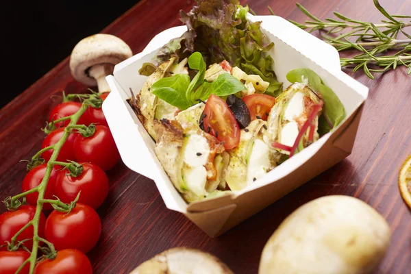 Balık, domates ve otlar ile yemek