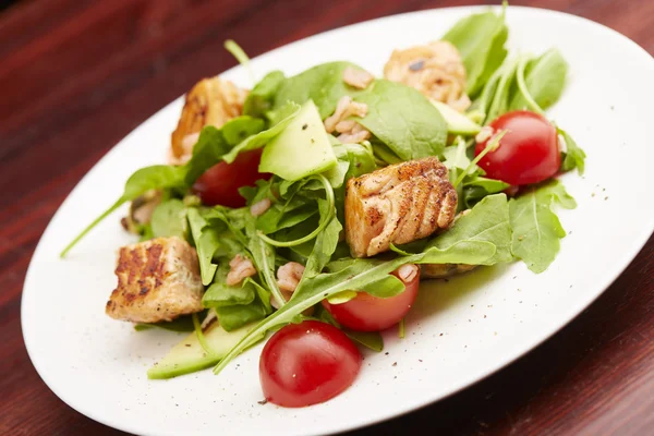 Balık, roka ve domates salatası