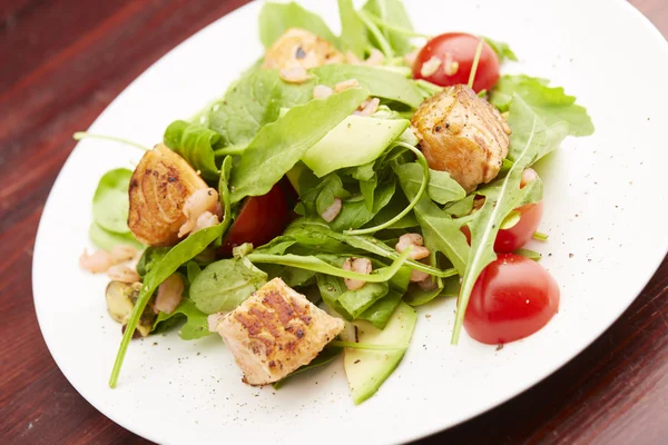 Salada com peixe, rúcula e tomate — Fotografia de Stock