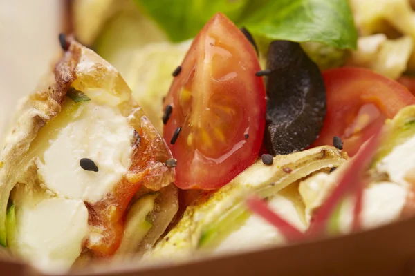 Balık, domates ve otlar ile yemek