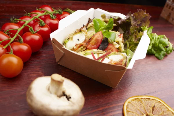 Balık, domates ve otlar ile yemek