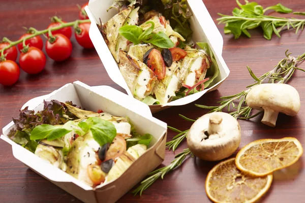 Balık, domates ve otlar ile yemek