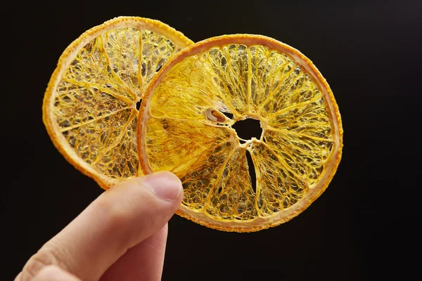 Fichas de naranja en la mano —  Fotos de Stock