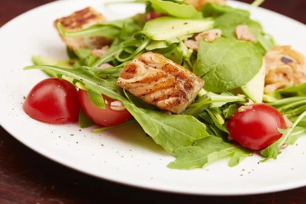 Insalata con pesce, rucola e pomodori — Foto Stock