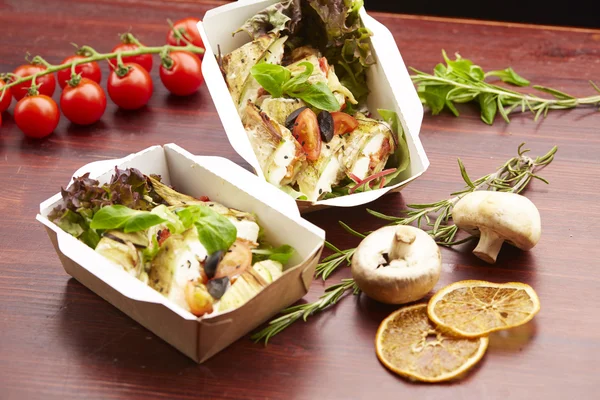 Balık, domates ve otlar ile yemek