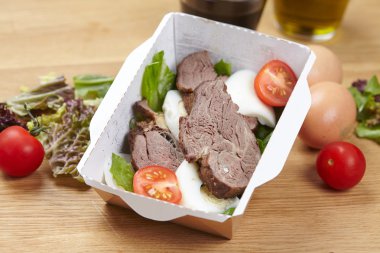 Sağlıklı gıda: haşlanmış yumurta, et 