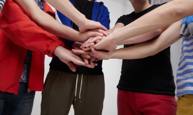 Bir grup insan bir araya getirmek elle