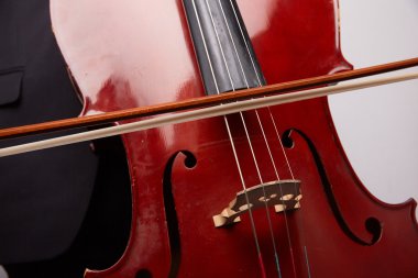 Çello ile genç adam 