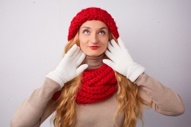 Kırmızı şapkalı sarışın kadın 