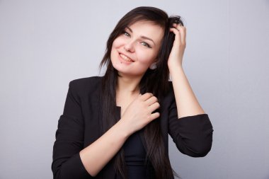 Gülümseyen genç güzel esmer