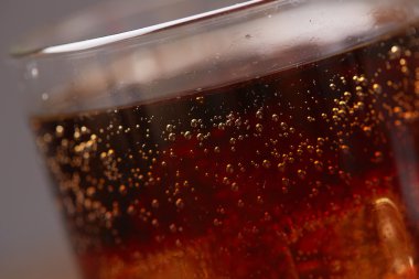 Viski kola ve buz ile 