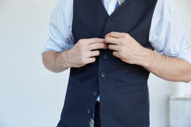 Genç işadamı giyiyor