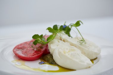 meze domates ve peynir ile